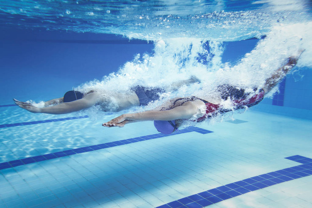 swimmer Jump from platform jumping A swimming pool.Underwater ph - Foto, afbeelding
