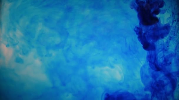 Tinta de pintura de color azul que vierte sobre el vidrio con gotas de tinta que caen y acuarelas abstractas explosión de humo
 - Metraje, vídeo