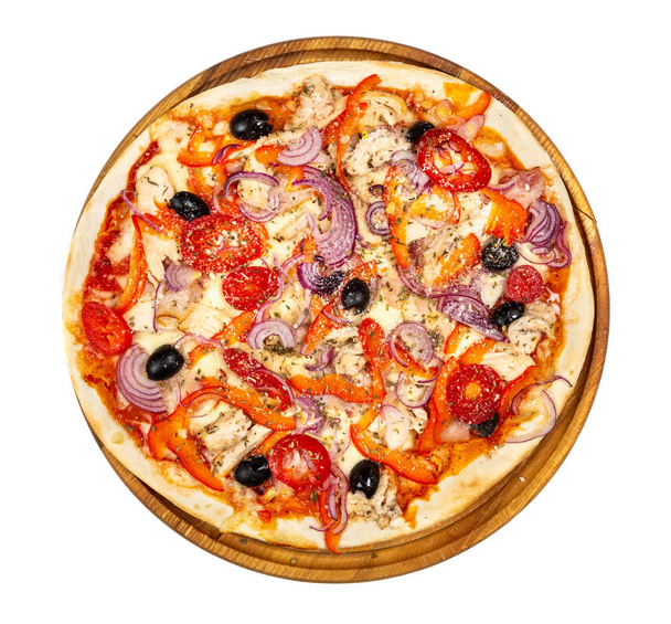 klassische dünne Pizza mit Mozarella, Pfeffer, Huhn, Zwiebeln und - Foto, Bild
