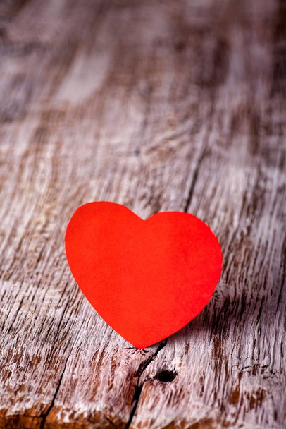 Κόκκινη χάρτινη καρδιά σε ξύλινο φόντο. Διακοπές. Ημέρα του Αγίου Βαλεντίνου. - Φωτογραφία, εικόνα