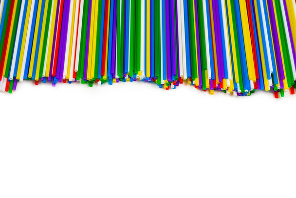 Tubolari di plastica colorati isolati su bianco
. - Foto, immagini