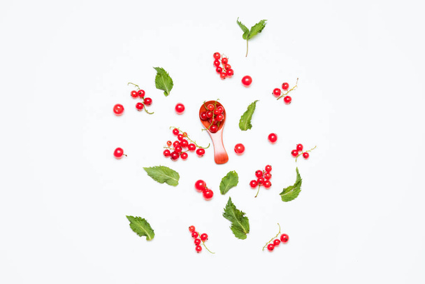 Ribes rosso e saponi su fondo bianco
 - Foto, immagini