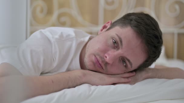 Detailní záběr mírumilovný mladý muž spí v posteli - Záběry, video