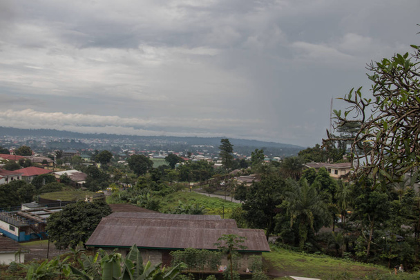Bela vista sobre a cidade de Buea, parte noroeste dos Camarões, chamada Ambazônia
 - Foto, Imagem