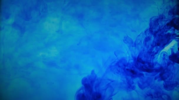 Tinta de tinta de cor azul derramando sobre o vidro com gotas de tinta caindo e fumaça abstrata aquarelas explosão
 - Filmagem, Vídeo