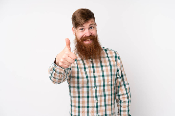 rothaariger Mann mit langem Bart über isoliertem weißem Hintergrund mit erhobenem Daumen, weil etwas Gutes geschehen ist - Foto, Bild