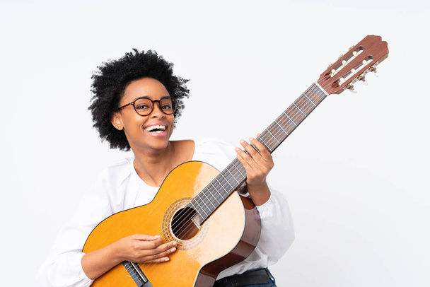 Africano americano mulher com guitarra sobre fundo isolado
 - Foto, Imagem
