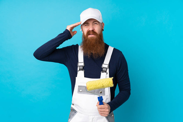 Homem pintor com barba longa sobre fundo azul isolado infeliz e frustrado com algo. Expressão facial negativa
 - Foto, Imagem