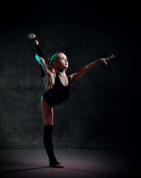 Flexible skinny girl posing in vertical split - Photo, image