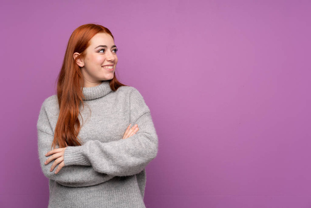 Redhead teenager girl over isolated purple background looking to the side - Photo, Image