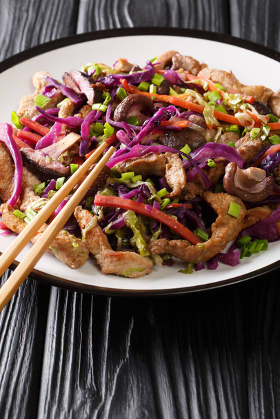 Kevert sült sertéshús moo shu zöldségekkel közelkép egy tányéron - Fotó, kép