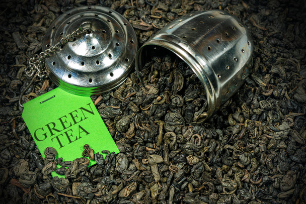 Zöld puskapor Tea acél szűrővel és címke szöveggel - Fotó, kép