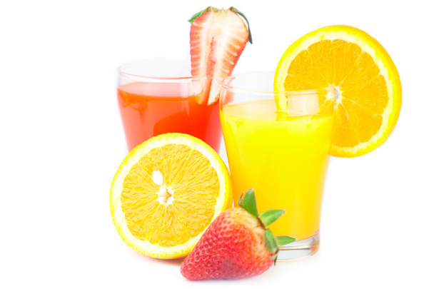 апельсин, стакан апельсинового сока, клубника и стакан клубники
 - Фото, изображение