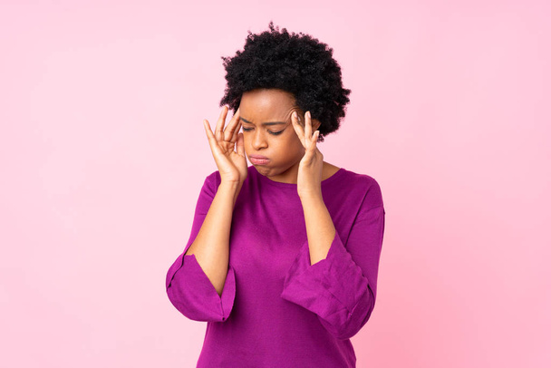 African american woman over isolated pink background with headache - Foto, immagini