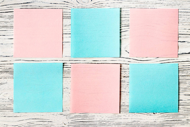 blaue und rosa Papierblätter auf einem weißen Holztisch. abstrakter bac - Foto, Bild