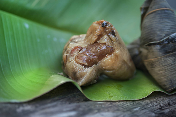 Zongzi или традиционные китайские клецки риса пельмени на банановый зеленый лист
  - Фото, изображение