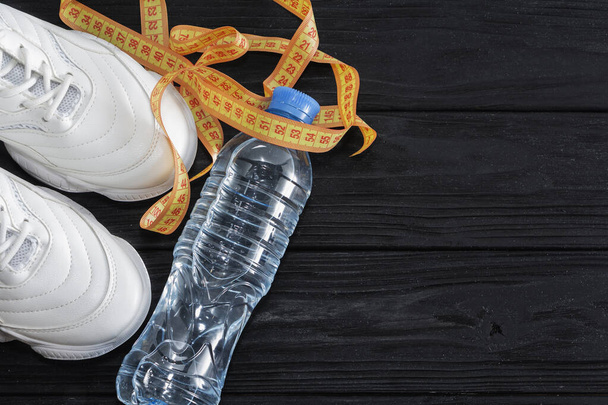 sports shoes, water bottle, the concept of a healthy lifestyle - Foto, Bild