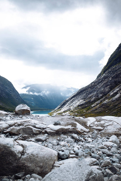 Γραφικό τοπίο βουνά της Νορβηγίας. Όμορφη θέα της λίμνης. Βραχώδης ακτή της λίμνης το πρωί. Ταξίδια, τρόπος ζωής, άγρια φύση έννοια. - Φωτογραφία, εικόνα