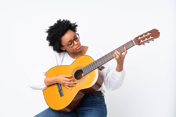 African american woman with guitar over isolated background - Foto, afbeelding