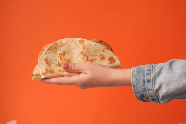 Hand holding taco close-up view - Valokuva, kuva