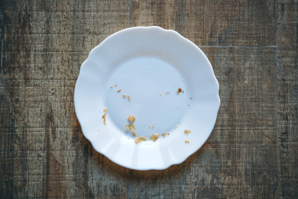 Prázdný bílý talíř s drobky - Fotografie, Obrázek