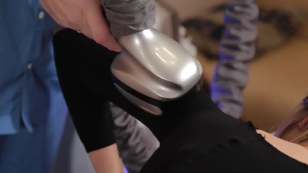 professionelle männliche Masseur macht eine Vakuum-Massage mit einem speziellen Gerät, um eine schöne Frau. - Filmmaterial, Video