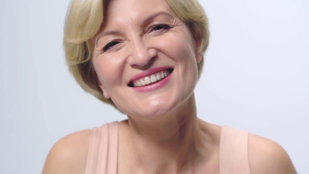 reife Frau lacht isoliert auf weiß  - Filmmaterial, Video