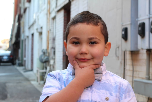 Venku portrét roztomilého malého chlapce sluchu motýlka - Fotografie, Obrázek