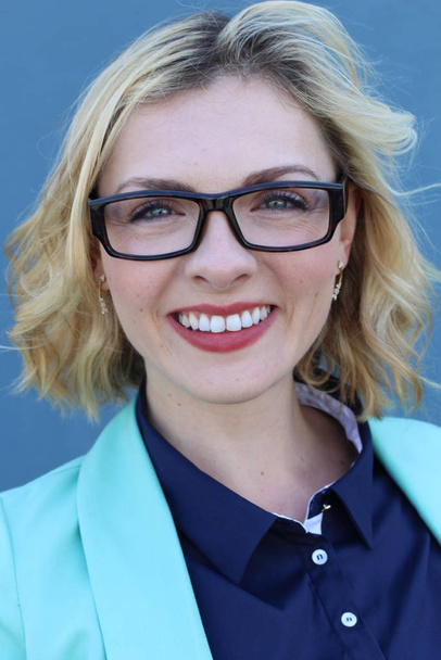 Retrato de close-up de empresária feliz usando óculos com espaço de cópia
 - Foto, Imagem