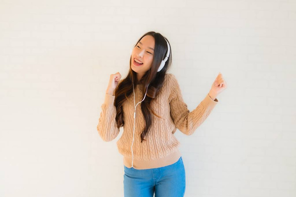 Портрет красивих молодих азіатських жінок щасливі насолоджуватися з послухати мс
 - Фото, зображення