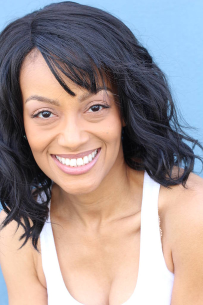 Nahaufnahme Schönheit Porträt einer jungen und attraktiven afrikanisch-amerikanischen schwarzen Frau mit perfekter Haut, sanft lächelnd. Gesundheit und Schönheit im Freien Lebensstil - Foto, Bild