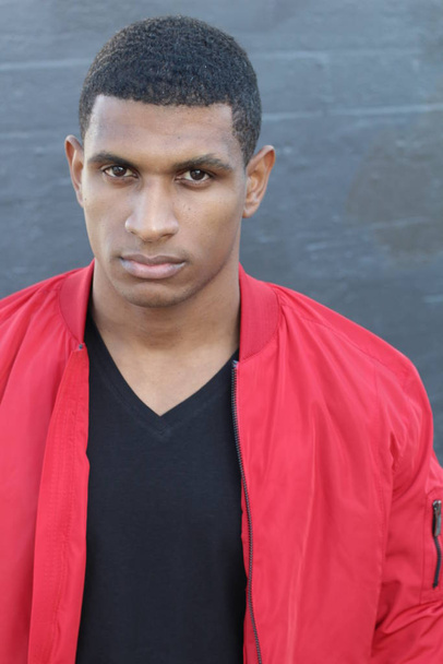 Nahaufnahme Porträt eines hübschen jungen afrikanisch-amerikanischen Mannes in roter Jacke - Foto, Bild