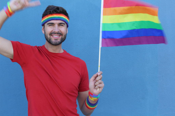 Bonito macho orgulhosamente segurando a bandeira LGBT
 - Foto, Imagem