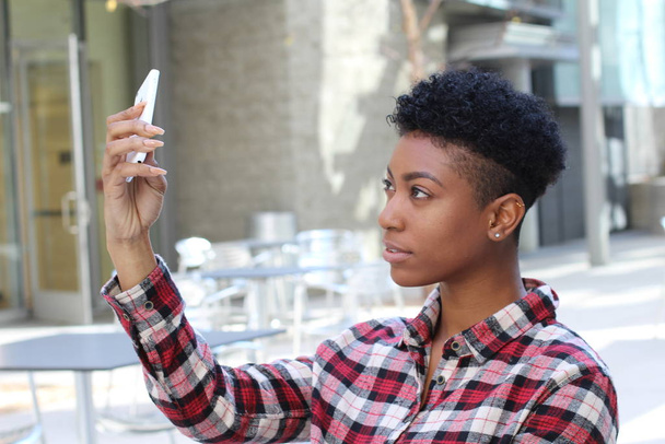 Africana estudiante usando el teléfono en el campus
  - Foto, Imagen