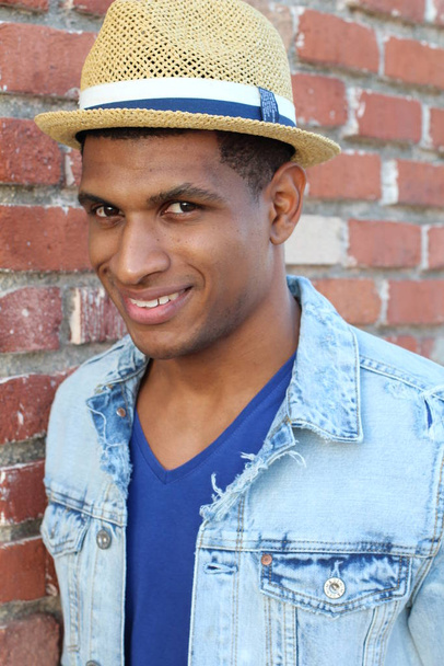 primer plano de guapo joven afroamericano en ropa casual en la calle
 - Foto, Imagen