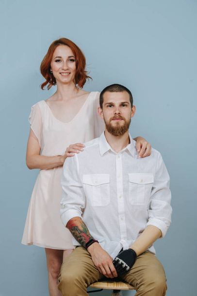 青の背景に結婚した夫婦の肖像画 - 写真・画像
