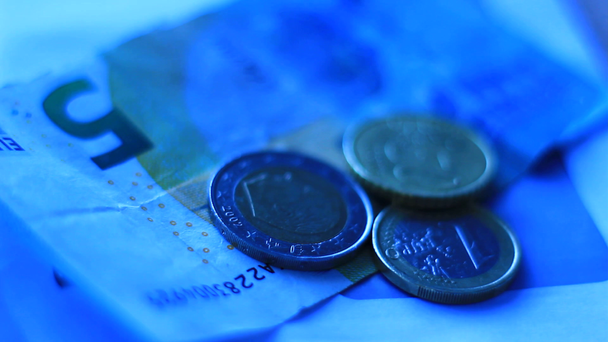 Papel Euro dinero y algunas monedas. Concepto económico
. - Metraje, vídeo