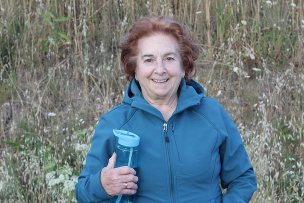 Mujer Natural Senior Relajante Después del Ejercicio
 - Foto, Imagen