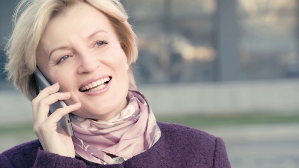 szczęśliwy Dojrzałe kobieta mówi na smartfon  - Materiał filmowy, wideo