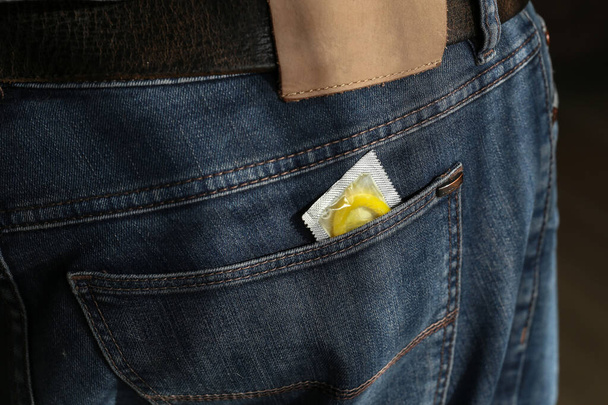 opakowanie z prezerwatywą w kieszeni jeansów - Zdjęcie, obraz