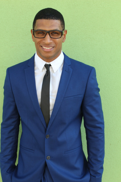 retrato de cerca de joven hombre de negocios guapo en traje azul
 - Foto, imagen
