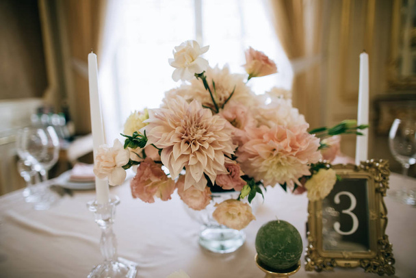 Tischdekoration mit frischen Blumen - Foto, Bild