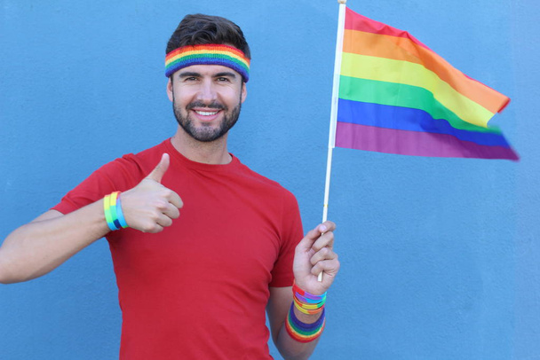 Hombre guapo sosteniendo orgullosamente la bandera LGBT
 - Foto, imagen