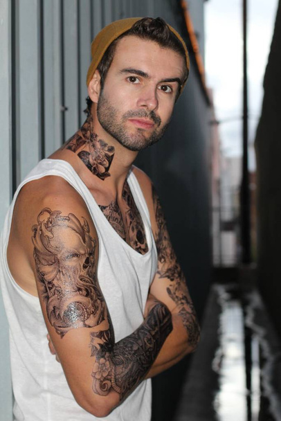 primer plano de joven guapo con tatuajes en ropa casual en la calle
 - Foto, Imagen