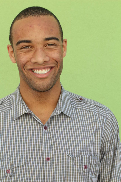 retrato de cerca del hombre afroamericano adulto guapo frente a la pared verde
 - Foto, Imagen