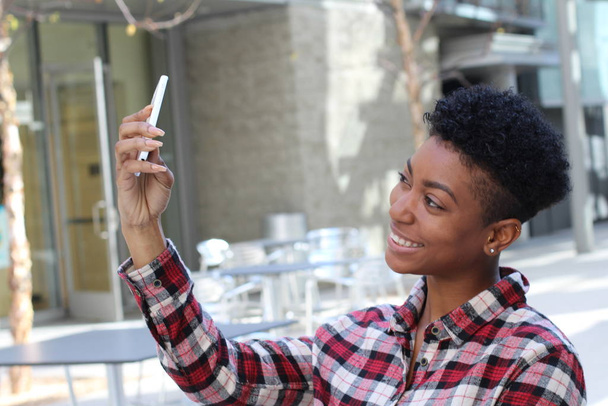 Africana estudiante usando el teléfono en el campus
  - Foto, Imagen