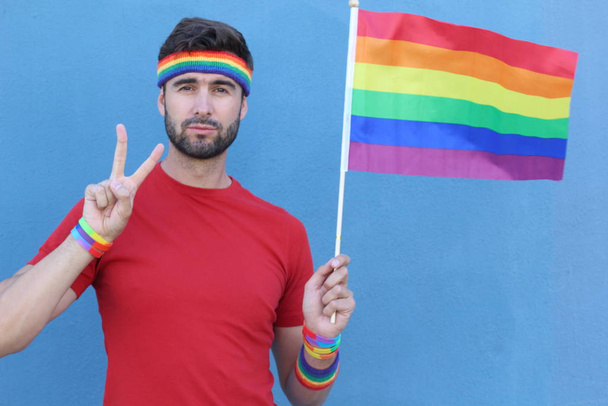 Красивий чоловік гордо тримає прапор ЛГБТ
 - Фото, зображення
