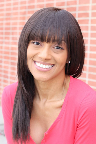 Retrato de beleza close-up de jovem e atraente mulher negra afro-americana com pele perfeita, suavemente sorridente. Saúde e beleza ao ar livre lifestyle
 - Foto, Imagem