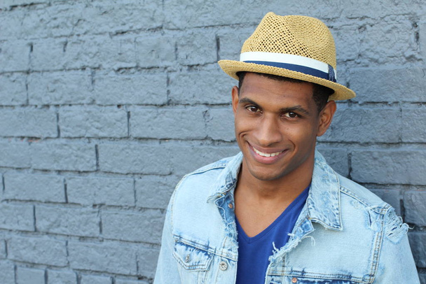 közeli felvétel jóképű fiatal afro-amerikai férfi alkalmi ruhák az utcán - Fotó, kép