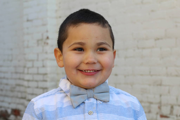 Venku portrét roztomilého malého chlapce sluchu motýlka - Fotografie, Obrázek